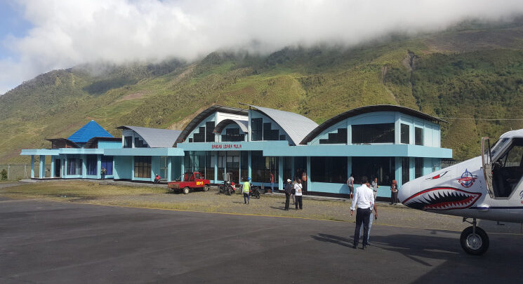 1522973236.Bandara-Mulia-di-Kabupaten-Puncak-Jaya-merupakan-Salah-satu-bandara-di-wilayah-pegunungan-745x405